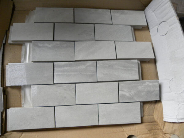 mosaïque gris 5x10 cm sur filet de 31x31 cm