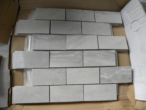 mosaïque gris 5x10 cm sur filet de 31x31 cm