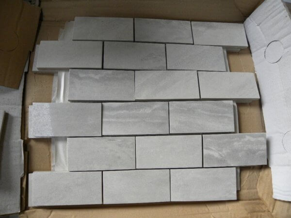 carreaux gris 5x10 cm sur filet de 31x31 cm